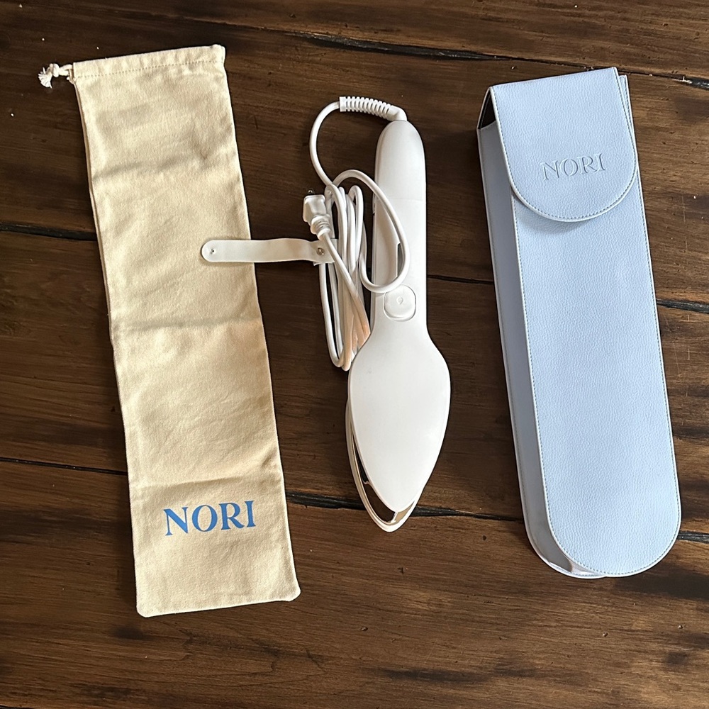 NORI White Travel Iron with Case - new